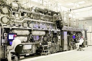 Bude Čína soběstačná v polovodičích? Země zahájila výrobu vlastních strojů na vyspělé čipy, akcie ASML reagovaly poklesem